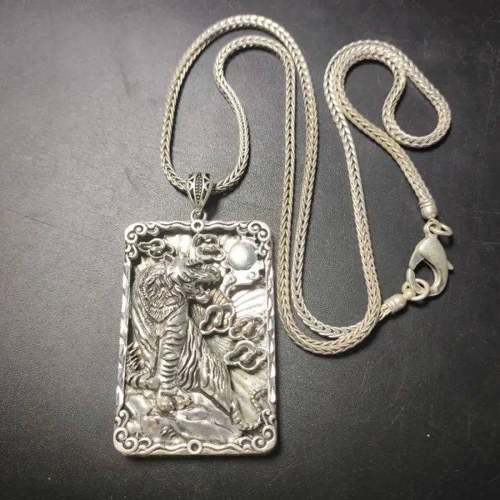 Mai Chuang/ Old China Tibet Silver Antique Handmade Domineering Zodiac Tiger Necklace Amulet Pendant Gift 2