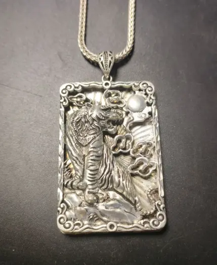 Mai Chuang/ Old China Tibet Silver Antique Handmade Domineering Zodiac Tiger Necklace Amulet Pendant Gift 1