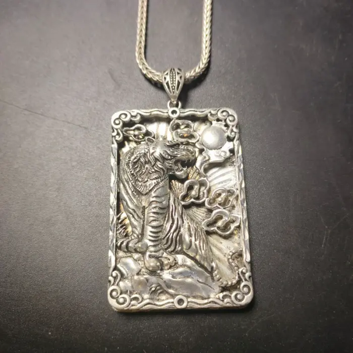 Mai Chuang/ Old China Tibet Silver Antique Handmade Domineering Zodiac Tiger Necklace Amulet Pendant Gift 1