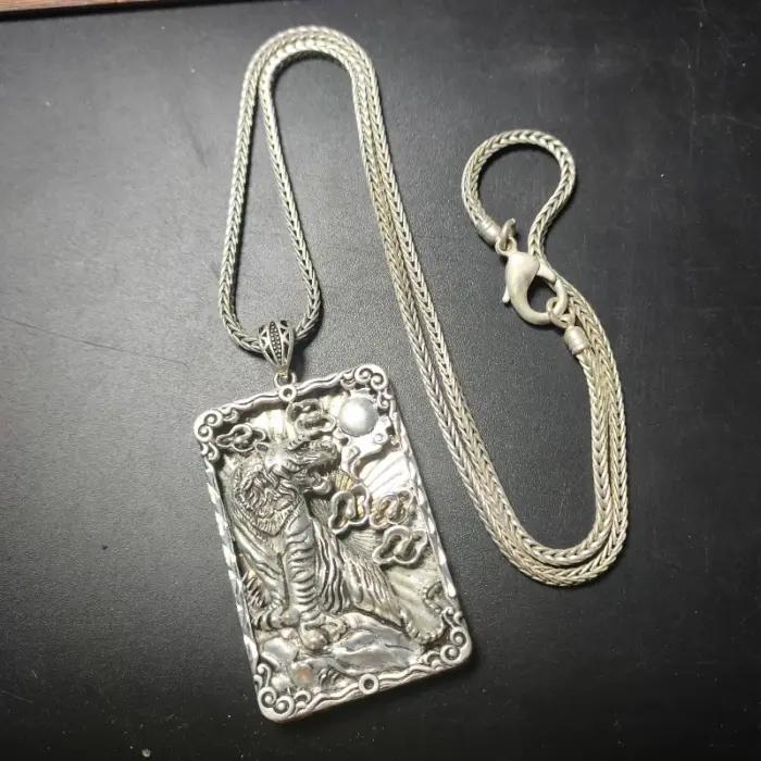 Mai Chuang/ Old China Tibet Silver Antique Handmade Domineering Zodiac Tiger Necklace Amulet Pendant Gift 3